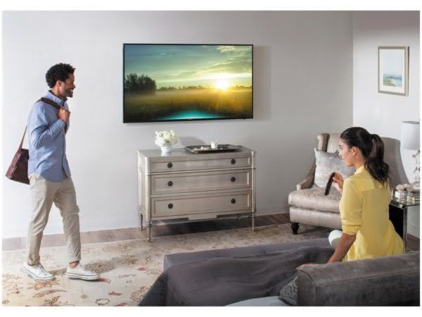 Smart TV LED 40" UHD 4K Samsung 40MU6100 com HDR Premium, Plataforma Smart Tizen, Smart View, Espelhamento de Tela, Steam Link, 3 HDMI e 2 USB